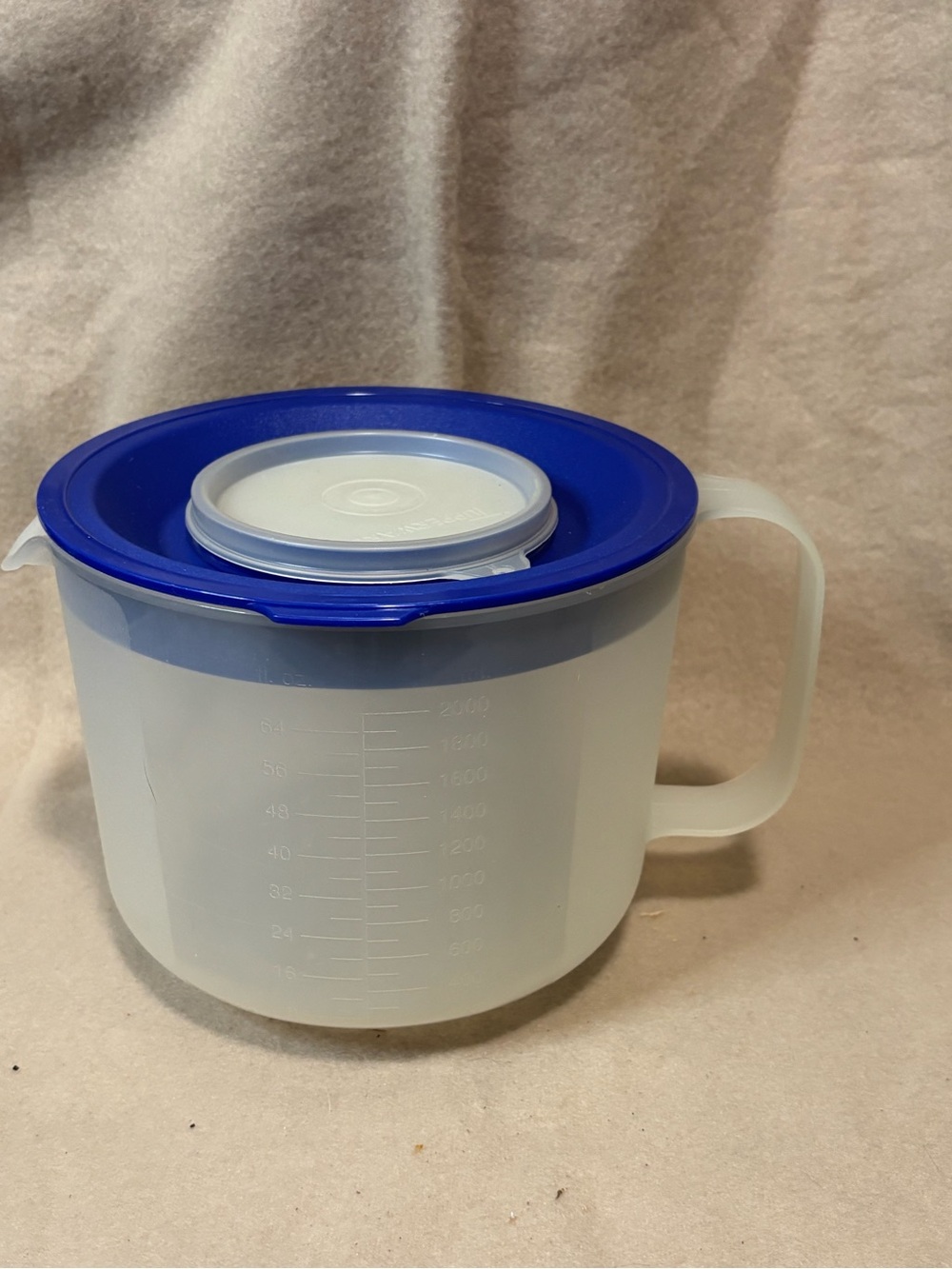 Tupperware Blue-Lid Plastic Mixing/Measuring Bowl with Handle Excellent Conditio